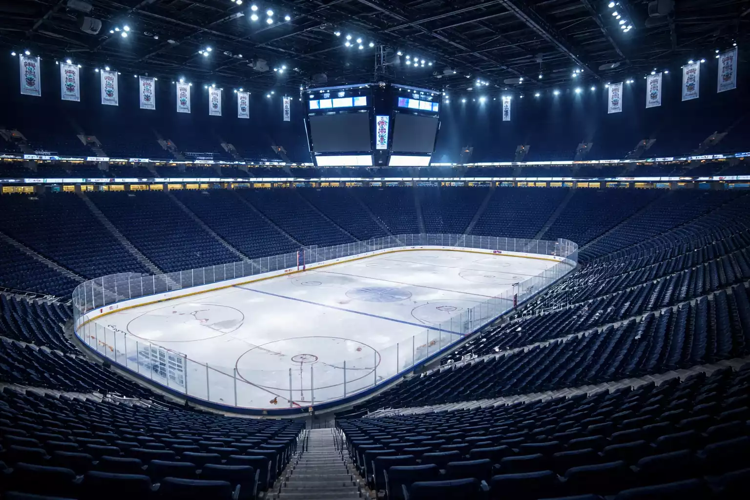 Professionelle Eishockey-Arena mit Blick auf die Eisfläche und Tribünen